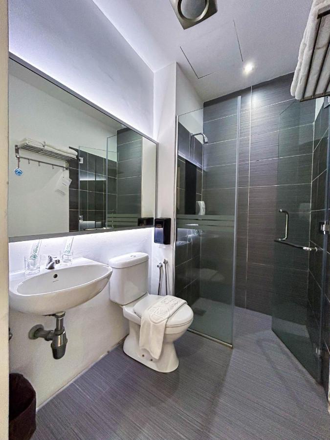 Cel Hotel Skudai Bagian luar foto
